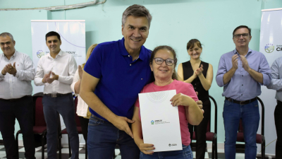 El gobernador entregó títulos de propiedad a vecinos de ocho barrios de Pinedo