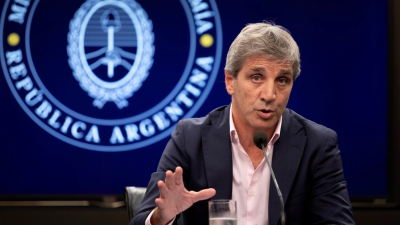 Durísima crítica del ministro Luis Caputo a las prepagas: "Le están declarando la guerra a la clase media"