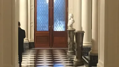 Reubicaron el busto de Néstor Kirchner en Casa Rosada para poner el de Menem en su lugar