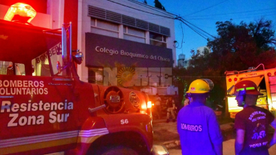 Incendio en el patio trasero del Colegio de Bioquímicos