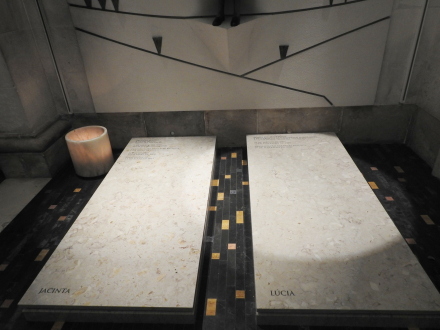 TUMBAS DE JACINTA Y LUCÍA EN LA BASÍLICA.jpg