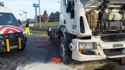 Salió despedido del camión y fue atropellado por su propio vehículo