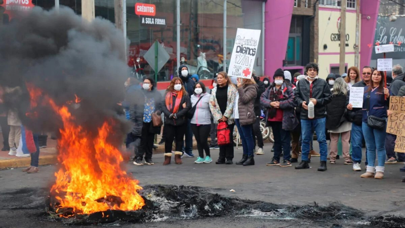 Misiones: más trabajadores se suman a la rebelión docente, mientras se acentúa el conflicto policial