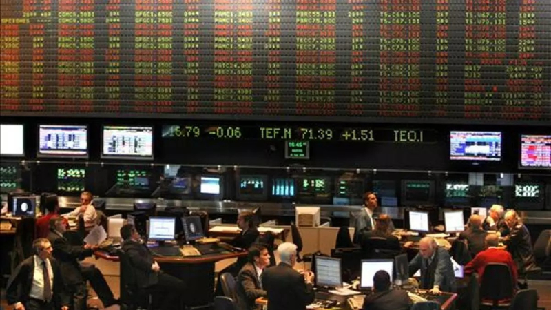 El dólar marcó ayer un nuevo récord y el riesgo país superó los 1400 puntos