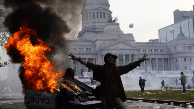 Graves incidentes en el Congreso: incendian autos y tiran bombas molotov, y la Policía avanza contra los manifestantes