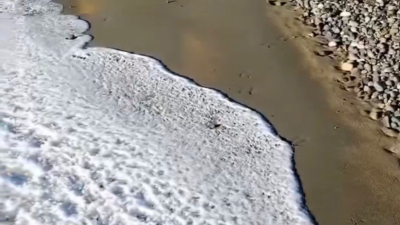 Frío extremo en la Patagonia: se congelaron las olas del mar en Tierra del Fuego