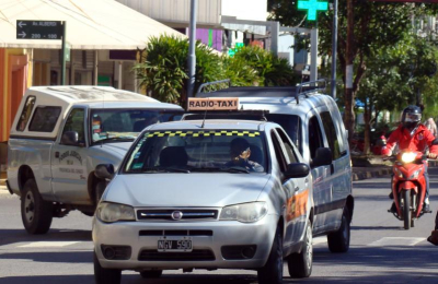 Primer paso para flexibilizar normas sobre el color de taxis y remises