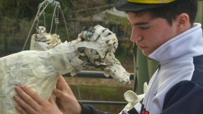 Lautaro González, el artista que realiza una escultura con 30 kilos de papel