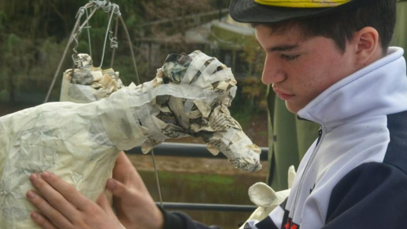 Lautaro González, el artista que realiza una escultura con 30 kilos de papel
