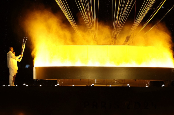 Los portadores de la antorcha Teddy Riner y Marie-Jose Perec encendieron el pebetero olímpico durante la ceremonia de apertura de los Juegos Olímpicos de París 2024. Foto: REUTERS/Mike Blake.