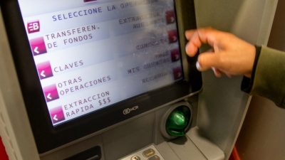 El Banco Central aumentó los montos máximos para extraer plata por cajeros automáticos
