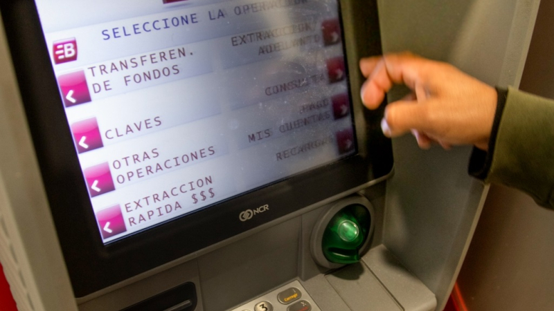 El Banco Central aumentó los montos máximos para extraer plata por cajeros automáticos