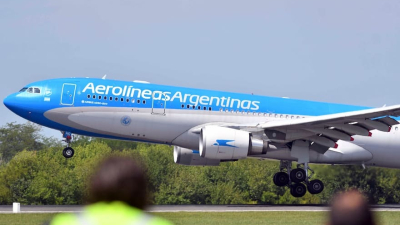 Bullrich pidió declarar la aviación como esencial y advirtió a Aerolíneas: "Si no se ordena, se privatiza"