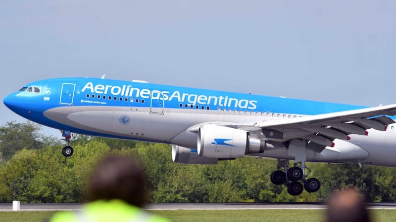 Un fallo suspendió la esencialidad de la actividad aeronáutica que había decretado Javier Milei