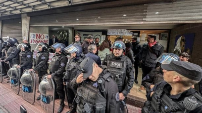 La policía ocupó la Universidad Madres de Plaza de Mayo