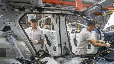 La actividad industrial se retrajo el 5,4 % interanual pero aumentó 6,9 % en el mes