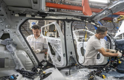 La actividad industrial se retrajo el 5,4 % interanual pero aumentó 6,9 % en el mes
