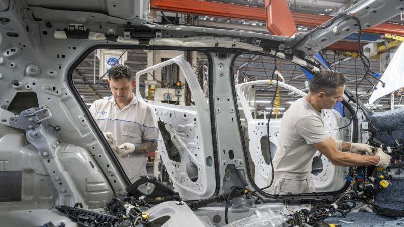La actividad industrial se retrajo el 5,4 % interanual pero aumentó 6,9 % en el mes