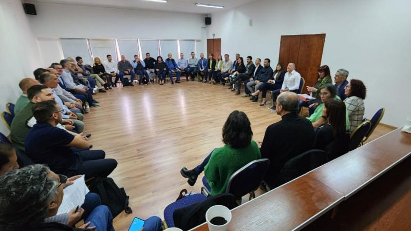Intendentes "de Capitanich" desafían y piden que el crédito sea en pesos