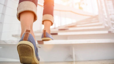 ¿Caminar o subir escaleras? Una investigación determinó qué nos beneficia más