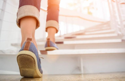 ¿Caminar o subir escaleras? Una investigación determinó qué nos beneficia más
