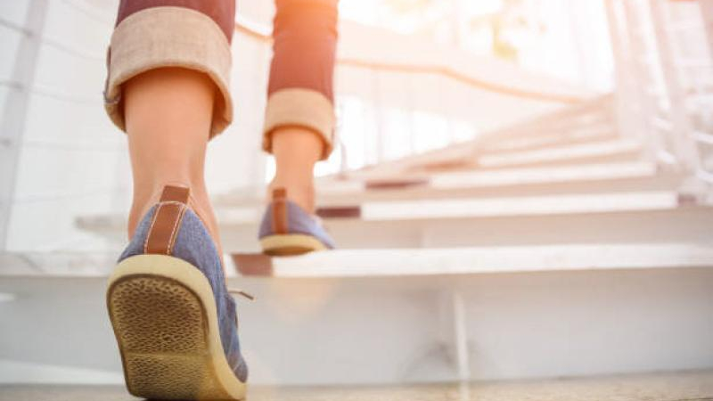 ¿Caminar o subir escaleras? Una investigación determinó qué nos beneficia más
