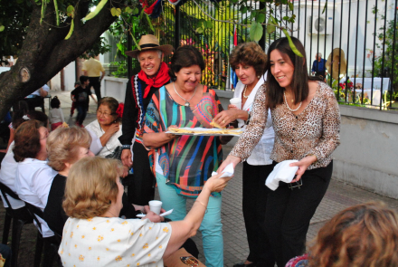 F1 Las familias ese día realizan grandes comilonas al aire libre.JPG