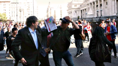 Un tuitero libertario insultó por redes, fue a filmar a las afueras del Congreso y terminó agredido