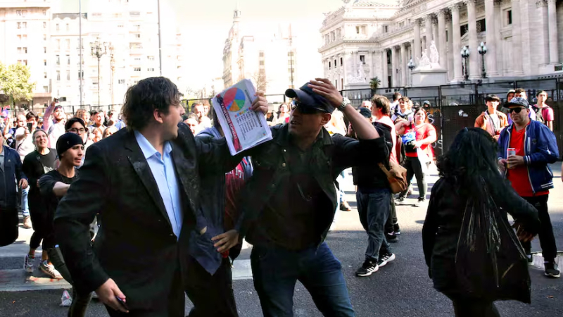 Un tuitero libertario insultó por redes, fue a filmar a las afueras del Congreso y terminó agredido