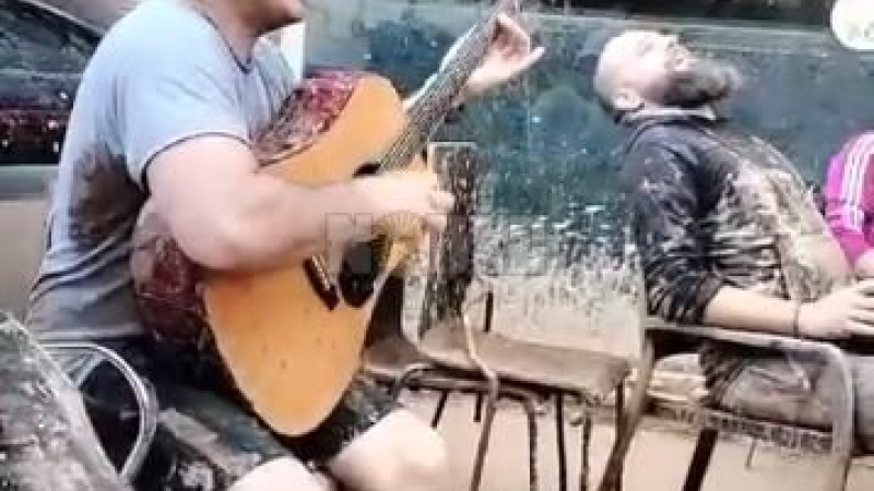 En medio de los destrozos, cantó un chamamé y se volvió viral