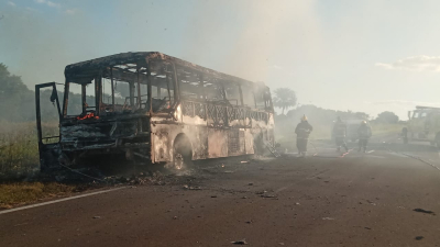 Se incendió un colectivo que trasladaba alumnos de un colegio de La Leonesa