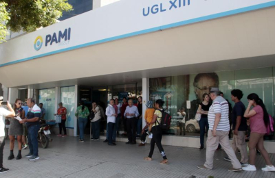 Gran concurrencia de jubilados en el PAMI en busca del subsidio social