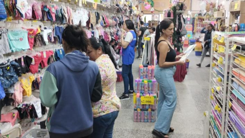 A la espera del aguinaldo, el comercio ofrece ofertas especiales