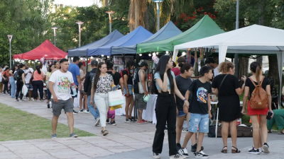 Último día de feria de emprendedores en la plaza central de Resistencia