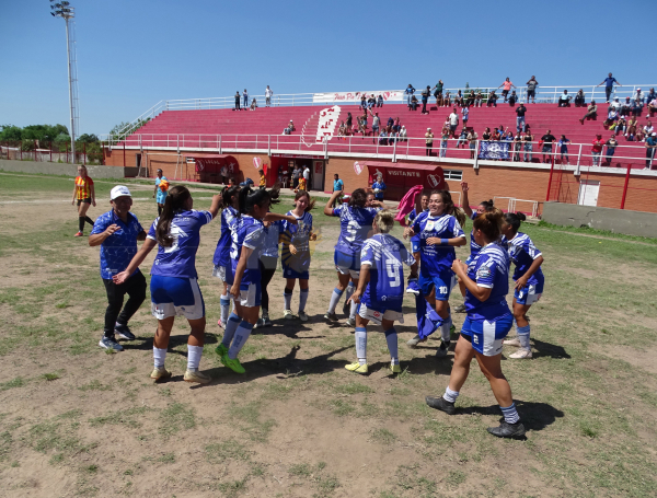 El equipo de fútbol femenino de Villa Alvear obtuvo el campeonato de la Liga Chaqueña al vencer en la final a Sarmiento. 10-11-24.