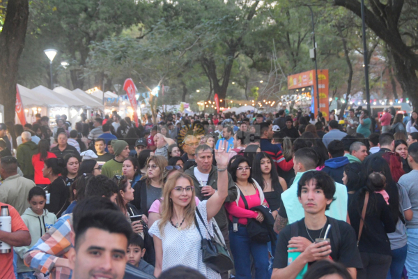 <p>Multitud en la Bienal Internacional de Escultura.</p>
