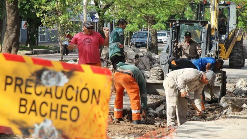 En 2025 continuarán las obras de bacheo y enripiado en calles de la ciudad