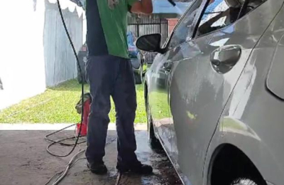Sufrió tres ACV pero no se rinde y vive de lavar vehículos a domicilio