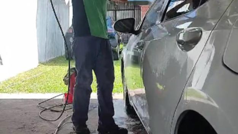 Sufrió tres ACV pero no se rinde y vive de lavar vehículos a domicilio