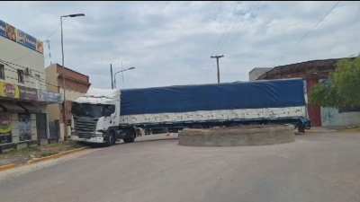 Un camión intentó doblar pero la rotonda en construcción se lo impidió