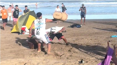 Villa Gesell: pelea entre vendedores de churros en plena playa y con niños alrededor
