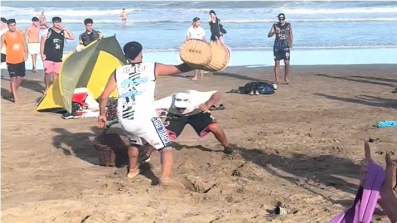 Villa Gesell: pelea entre vendedores de churros en plena playa y con niños alrededor