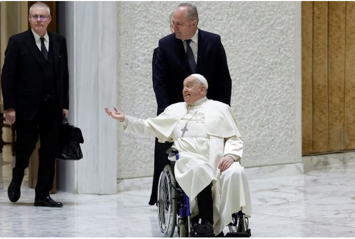 Papa Francisco silla de ruedas.JPG