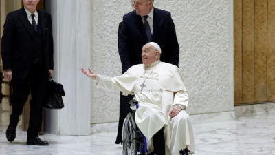 El papa Francisco sufrió una caída sin fracturas pero le inmovilizaron el brazo por precaución