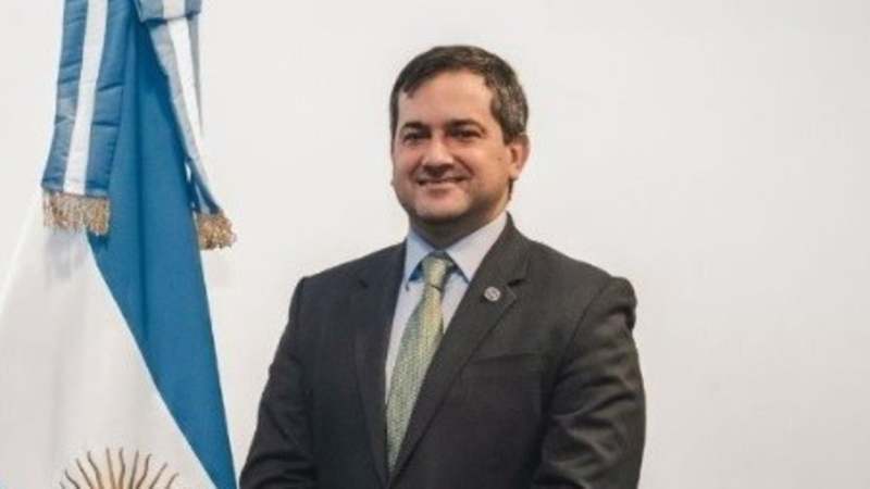 En medio de internas, el gobierno echó al titular de un organismo clave contra el lavado de dinero