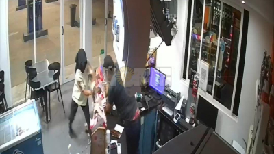 Heroica acción de un empleado: enfrentó al ladrón armado y le sacó la capucha