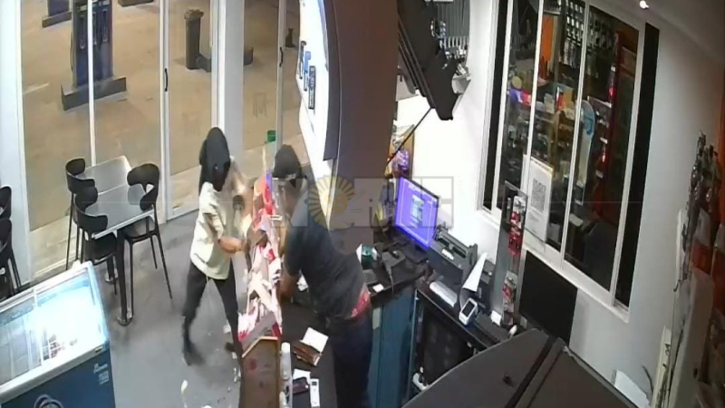 Heroica acción de un empleado: enfrentó al ladrón armado y le sacó la capucha