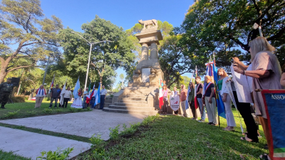 Izamiento de banderas y ofrendas florales dieron inicio a los festejos en Resistencia
