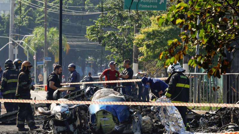Cayó un avión en una transitada avenida de San Pablo
