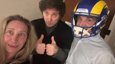Milei le compró el casco de su película favorita a Caputo
